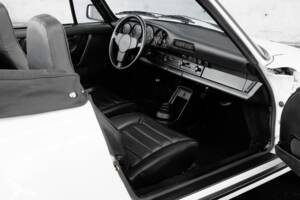 Image 26/46 de Porsche 911 Carrera 3.2 (1984)