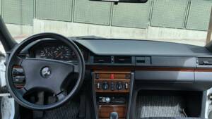 Immagine 10/33 di Mercedes-Benz 230 E (1992)