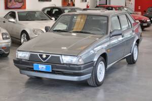 Image 9/34 de Alfa Romeo 75 2.0 Twin Spark (1987)
