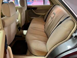 Bild 10/30 von Mercedes-Benz 380 SE (1985)