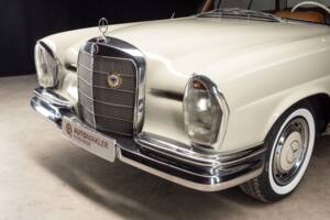 Image 2/54 of Mercedes-Benz 220 SE b (1963)