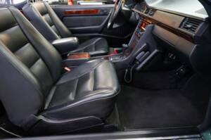 Immagine 28/46 di Mercedes-Benz 300 CE-24 (1992)