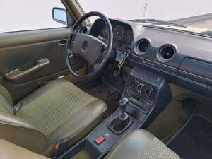 Bild 4/49 von Mercedes-Benz 200 (1979)