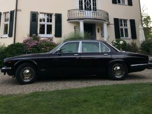 Afbeelding 3/8 van Daimler Double Six (1992)