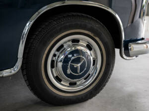 Image 21/33 of Mercedes-Benz 220 SE (1960)