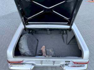 Image 24/36 of Mercedes-Benz 230 SL (1965)
