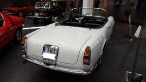 Image 2/8 of Alfa Romeo 2600 Spider (1963)
