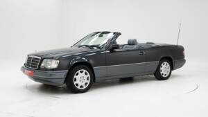 Image 1/15 of Mercedes-Benz E 220 (1994)