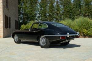 Image 9/50 de Jaguar E-Type (1968)