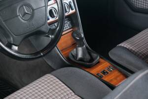 Bild 41/50 von Mercedes-Benz 300 CE (1991)