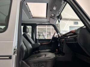 Image 13/28 of Mercedes-Benz G 500 (SWB) (1999)