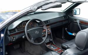 Image 23/45 of Mercedes-Benz E 220 (1995)