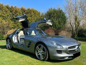 Mercedes-Benz SLS AMG  Coupé Flügeltürer alubeam silver (MB 047) 2010