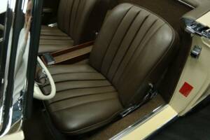 Image 13/50 of Mercedes-Benz 230 SL (1967)