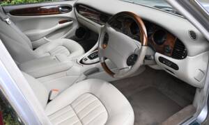 Immagine 4/50 di Jaguar XJ 8 Executive (2002)