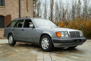 Imagen 2/50 de Mercedes-Benz 200 TE (1992)