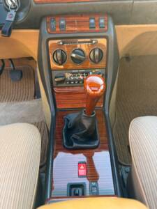 Image 22/31 of Mercedes-Benz 230 CE (1984)