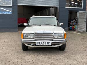Image 3/66 of Mercedes-Benz 200 T (1984)