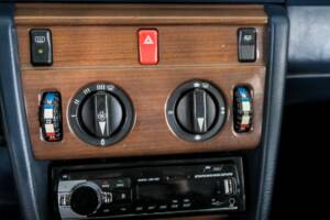 Image 31/50 of Mercedes-Benz 200 (1986)