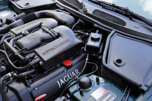 Image 38/50 of Jaguar XKR (2001)