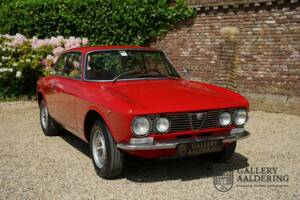Image 8/50 of Alfa Romeo Giulia GT 1300 Junior (1975)
