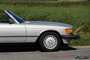 Immagine 17/50 di Mercedes-Benz 560 SL (1988)