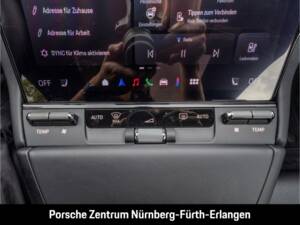 Image 32/50 of Porsche Cayenne S Electric (2026)