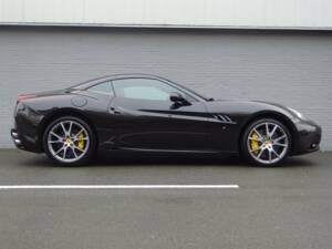 Image 5/99 of Ferrari California (2010)