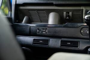 Image 25/50 of Land Rover Defender 90 "50th Anniversary" (1998)