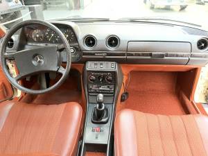Afbeelding 26/40 van Mercedes-Benz 230 E (1983)