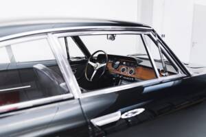Image 52/100 of Ferrari 330 GT 2+2 (1965)