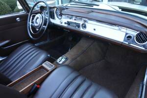 Image 42/50 of Mercedes-Benz 250 SL (1967)