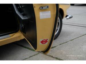 Image 24/50 of Volvo 1800 ES (1972)