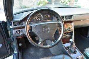 Immagine 11/15 di Mercedes-Benz E 220 (1996)