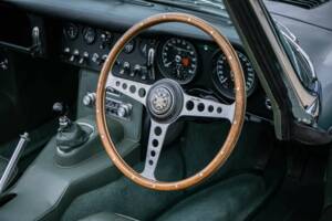 Image 25/36 de Jaguar E-Type (1967)