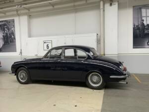 Image 4/22 of Jaguar 240 (1968)