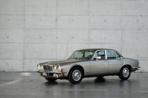 Bild 2/50 von Jaguar XJ 6 L 4.2 (1975)