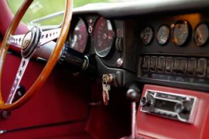 Image 16/25 de Jaguar E-Type (1969)