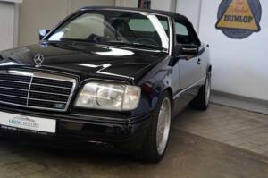 Image 8/36 of Mercedes-Benz E 320 (1995)