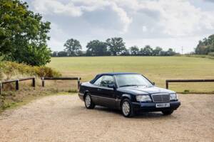 Bild 10/46 von Mercedes-Benz E 320 (1994)