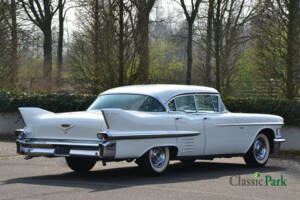 Image 5/50 of Cadillac de Ville Touring Sedan (1958)