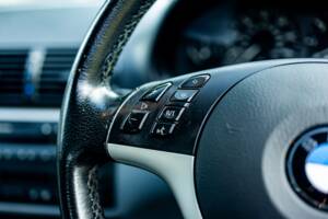 Image 27/38 of BMW 325i (2002)