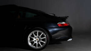 Image 28/35 de Porsche 911 Carrera 4 (2001)