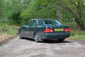 Image 22/50 of Mercedes-Benz E 320 (1998)