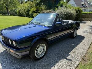 Immagine 4/8 di BMW 320i (1991)