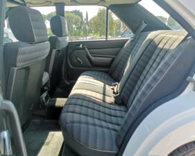 Image 18/34 of Mercedes-Benz 190 E 1.8 (1991)