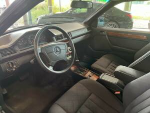 Bild 8/21 von Mercedes-Benz E 200 (1996)