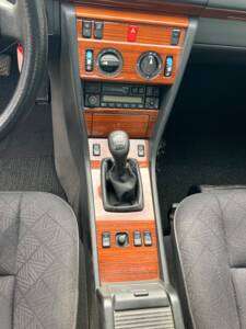 Image 7/10 de Mercedes-Benz E 220 (1995)