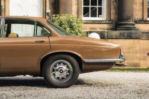 Image 42/50 of Jaguar XJ 12 (1972)