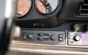 Image 38/48 of Porsche 911 Carrera 4 (1992)